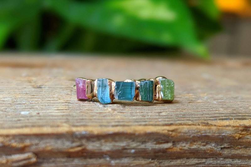 Roher Turmalin Ombré Ring 18K Gold Plated Multi-stein Schmuck Roher Turmalin Ombré Ring 18K Gold Plated Multi-stein Schmuck von MoondropCreationsCA