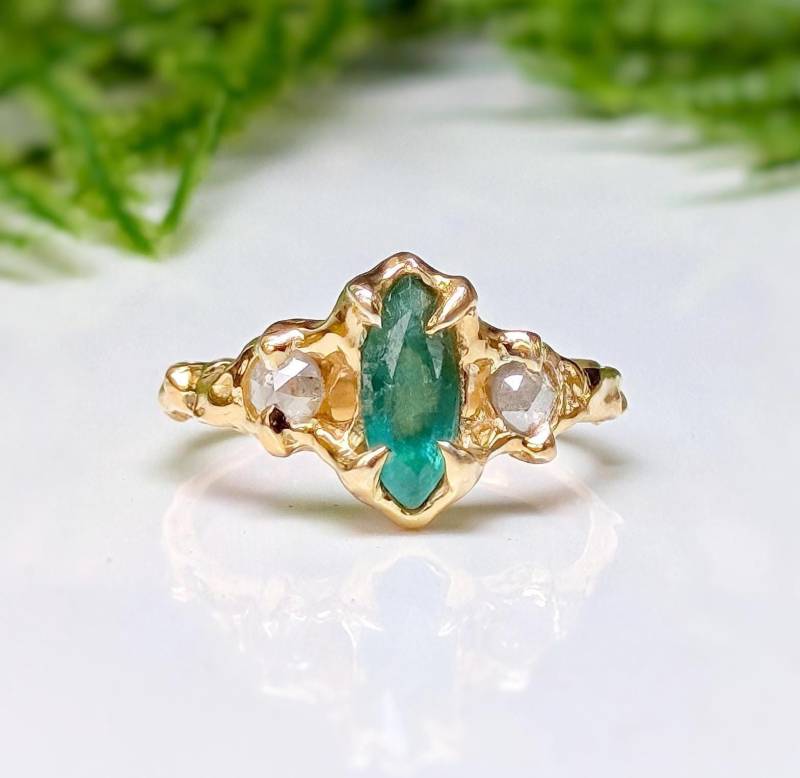 Smaragd Und Diamant Verlobungsring, Gold Bio Ring, Natur Inspirierter Einzigartiges Geschenk Für Freundin Smaragd Und Diamant Verlobungsring, Gold Bio Ring, Natur Inspirierter Einzigartiges Geschenk Für Freundin von MoondropCreationsCA