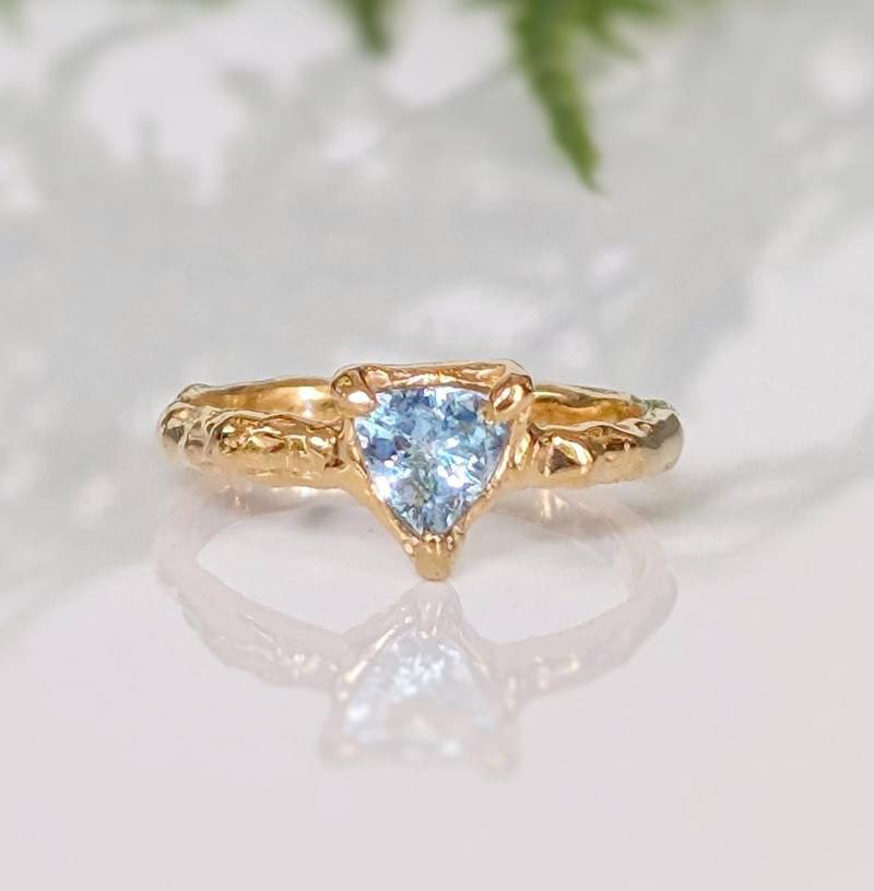 Solid Gold Aquamarin Ring, Verlobungsring, März Geburtsstein Rustikaler Edelstein Einzigartiges Geschenk Für Freundin Solid Gold Aquamarin Ring, Verlobungsring, März Geburtsstein Rustikaler Edelstein Einzigartiges Geschenk Für Freundin von MoondropCreationsCA