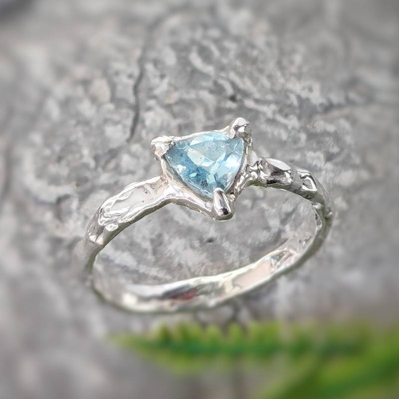 Rustikaler Sterling Silber Aquamarin Ring Trilliant März Geburtsstein Rustikaler Sterling Silber Aquamarin Ring Trilliant März Geburtsstein von MoondropCreationsCA