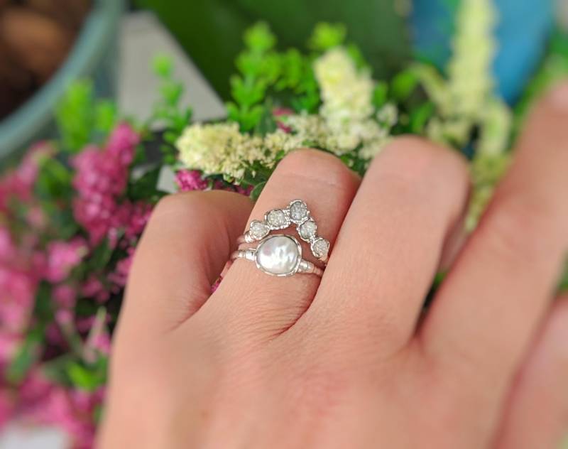 Süßwasserperle Und Rohdiamant Ehering, Feinsilber Chevron Ring, Einzigartiger Ehering Set Keshi Perle Verlobungsring Süßwasserperle Und Rohdiamant Ehering, Feinsilber Chevron Ring, Einzigartiger Ehering Set Keshi Perle Verlobungsring von MoondropCreationsCA