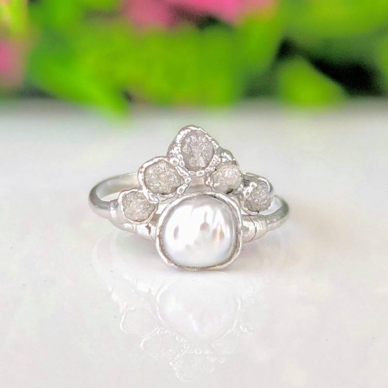Süßwasserperle Und Rohdiamant Ehering Set, Perle Verlobungsring, Silber Chevron Rohdiamantring, Alternative Verlobungsring Süßwasserperle Und Rohdiamant Ehering Set, Perle Verlobungsring, Silber Chevron Rohdiamantring, Alternative Verlobungsring von MoondropCreationsCA