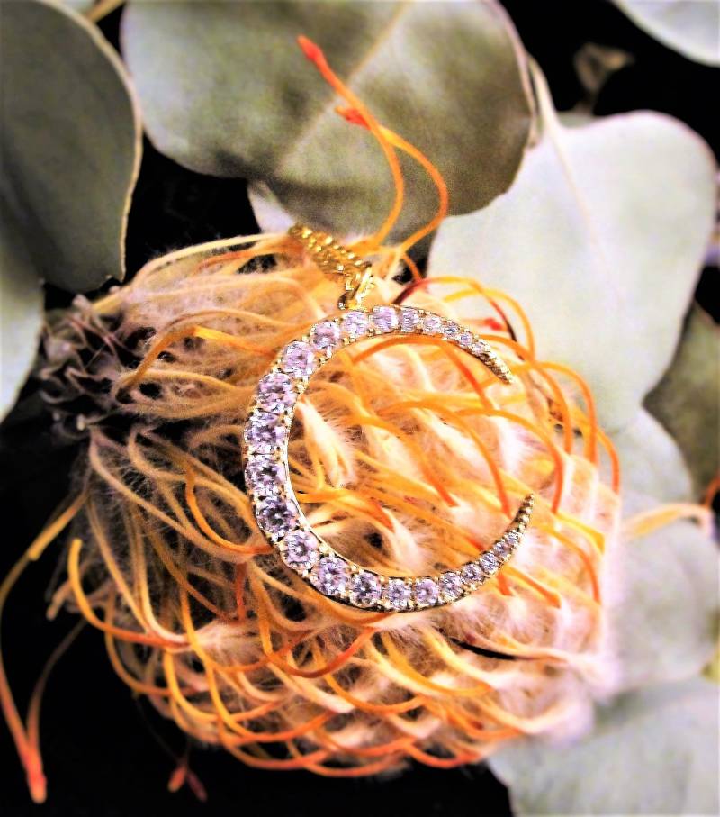 Halbmond Halskette, Schmuck, Mond Anhänger, Geschenk, Weiß Cz, Crystal Moon Halbmond Halskette, Schmuck, Mond Anhänger, Geschenk, Weiß Cz, Crystal Moon von Moonfires