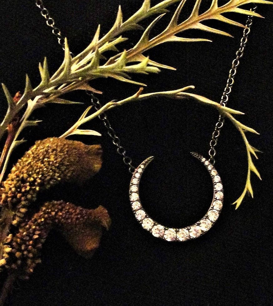 Mond Anhänger, Schwarzer Schmuck, Halskette, Halbmond Geschenk, Charm, Kristallmond Mond Anhänger, Schwarzer Schmuck, Halskette, Halbmond Geschenk, Charm, Kristallmond von Moonfires