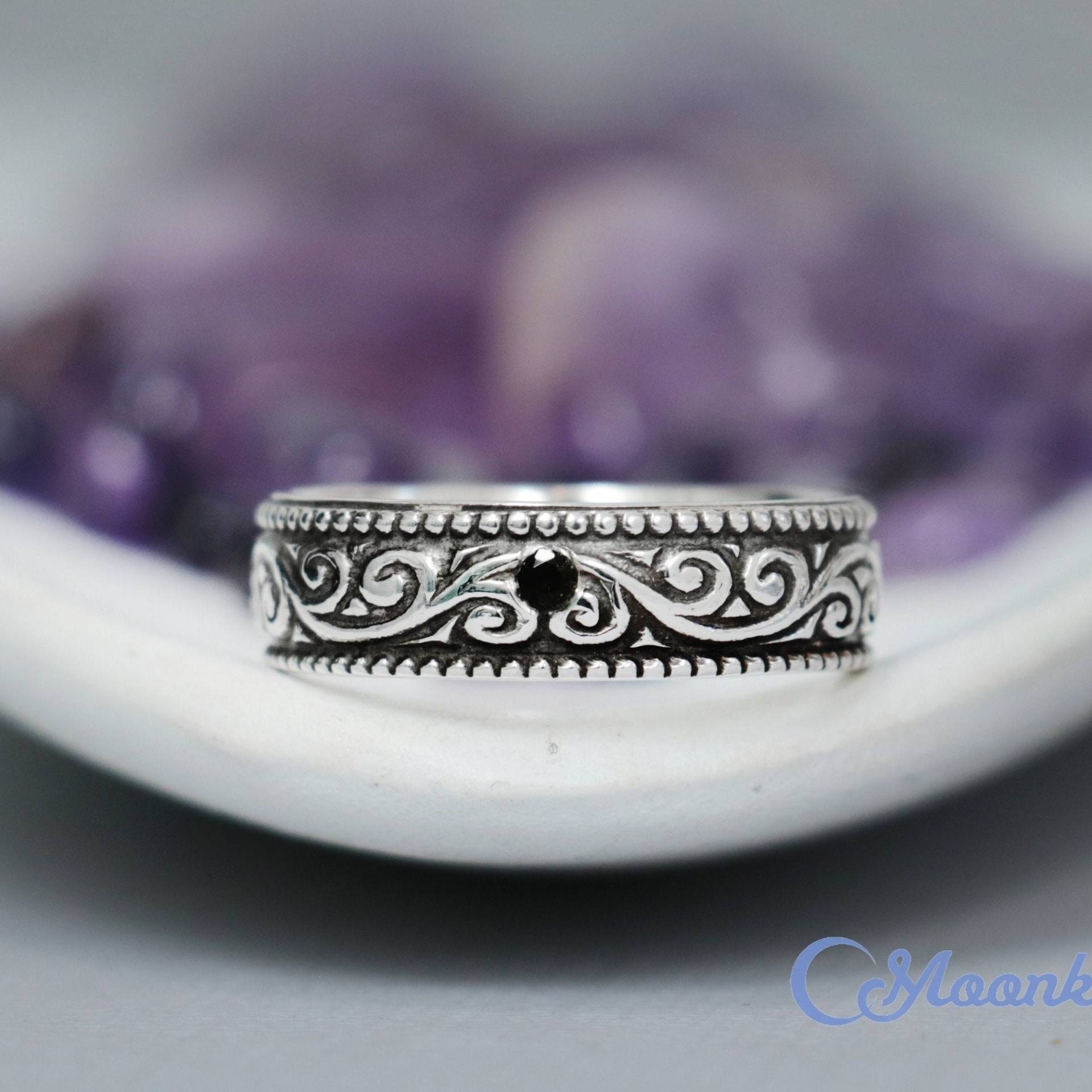 Größe 8 Breiter Vintage-Stil Ehering, Sterlingsilber Herren Schwarzer Spinell Bandring, Einzigartiger Ehering | Mondkist Designs von MoonkistDesigns