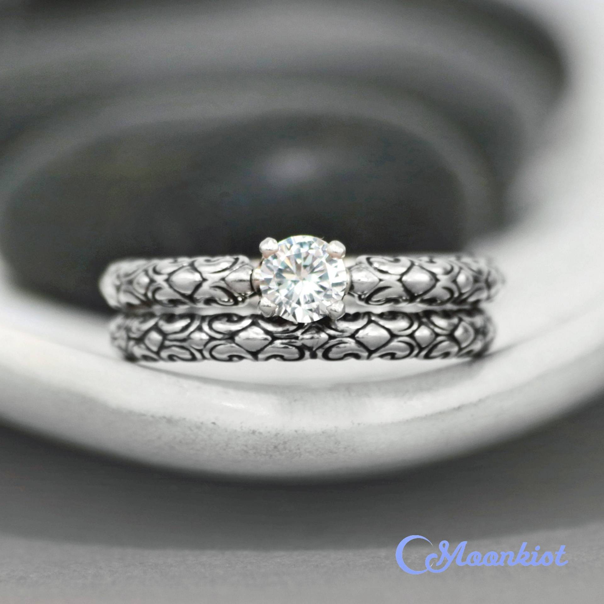 Größe 9 Antiker Moissanite Verlobungsring Und Passender Ehering, Damen Ehering Set, Versandfertiger Ring | Mondkist Designs von MoonkistDesigns