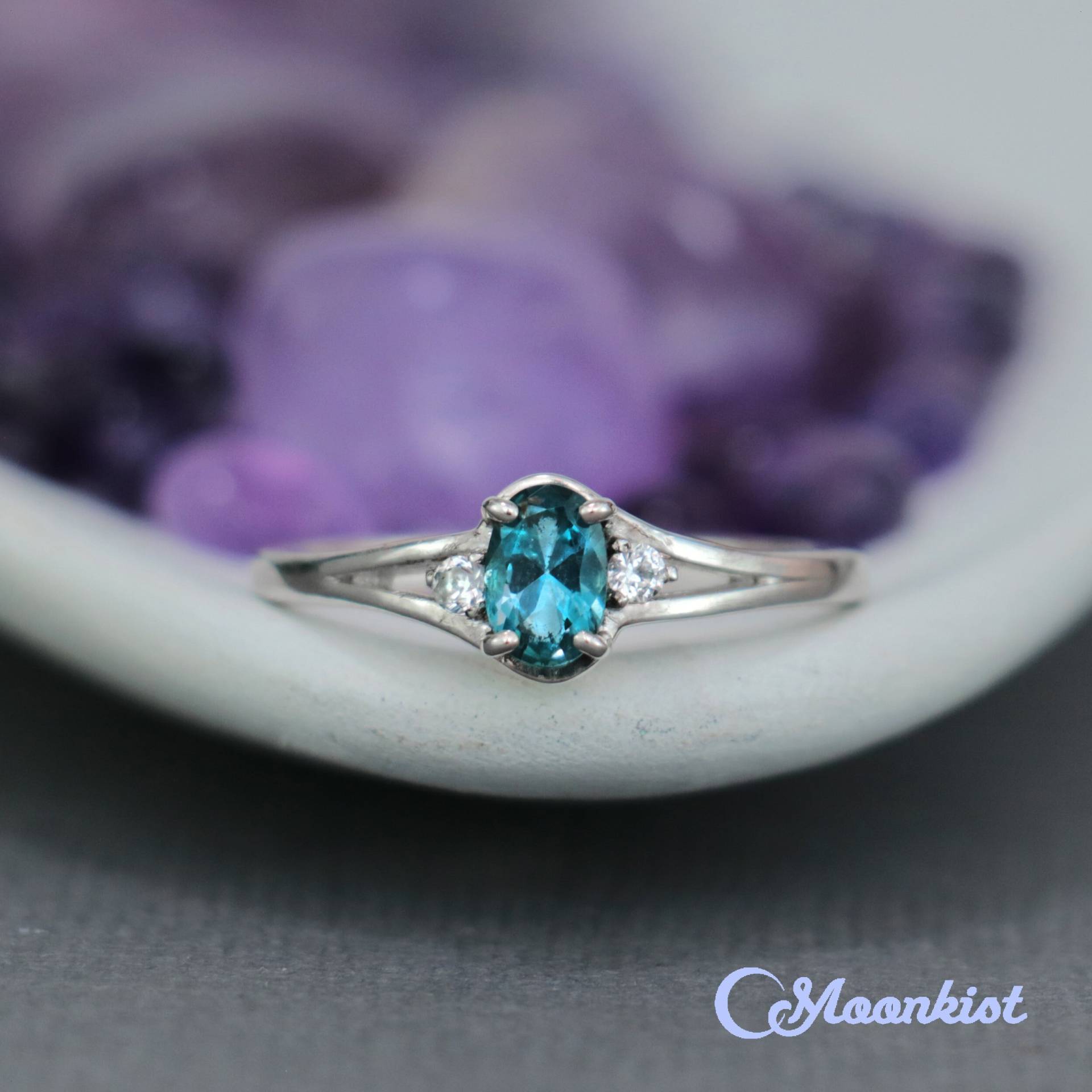 Zierlicher London Blautopas Ring, Damen Oval 3 Stein Verlobungsring, Silber Versprechen Dezember Birthstone Ring | Mondkist Designs von MoonkistDesigns