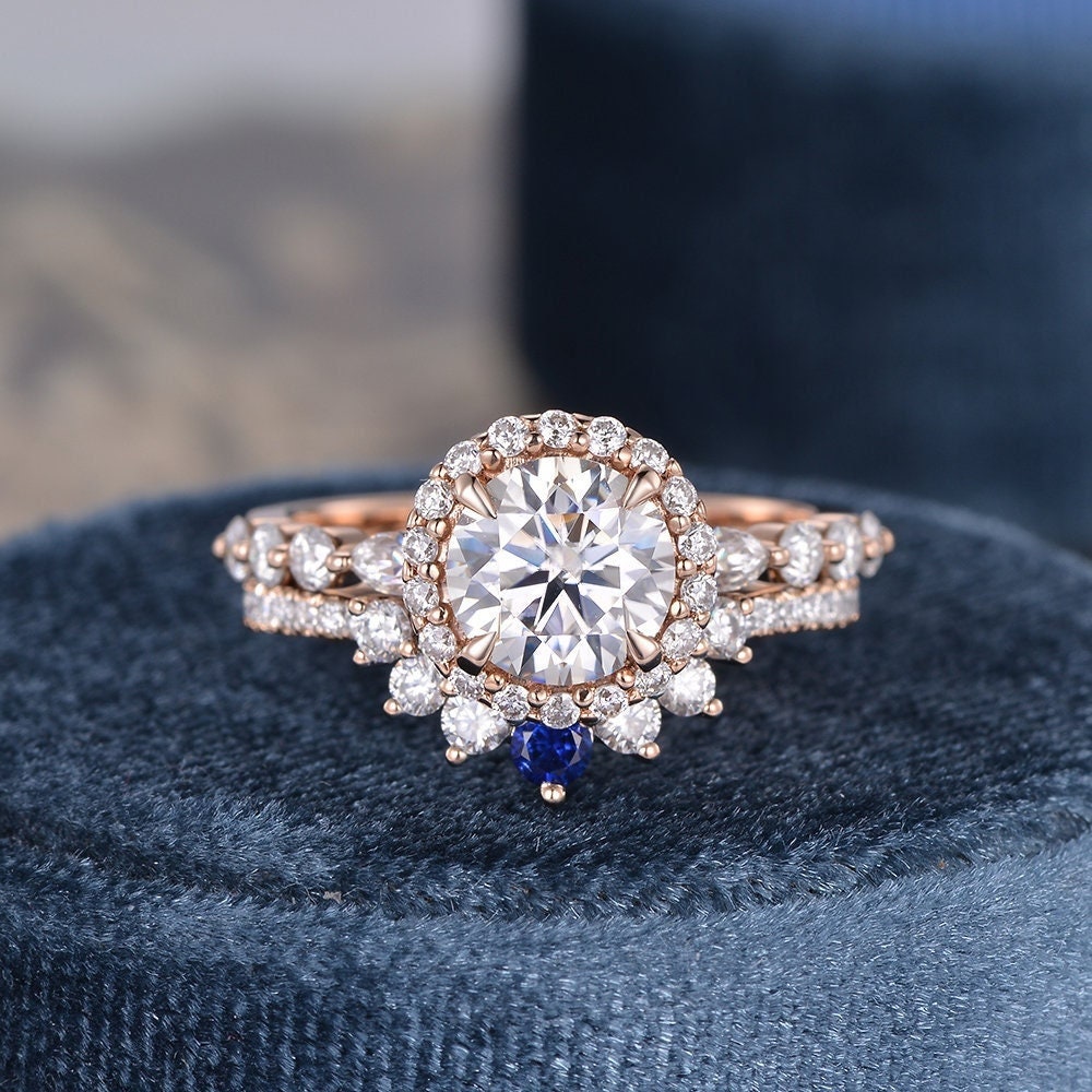 1.2Ct Moissanite Braut Sets Natürlicher Saphir Gebogener Ehering Rose Gold Ring Frauen Halo Halb Eternity Blumen Art Deco Stapeln von MoonlandUS