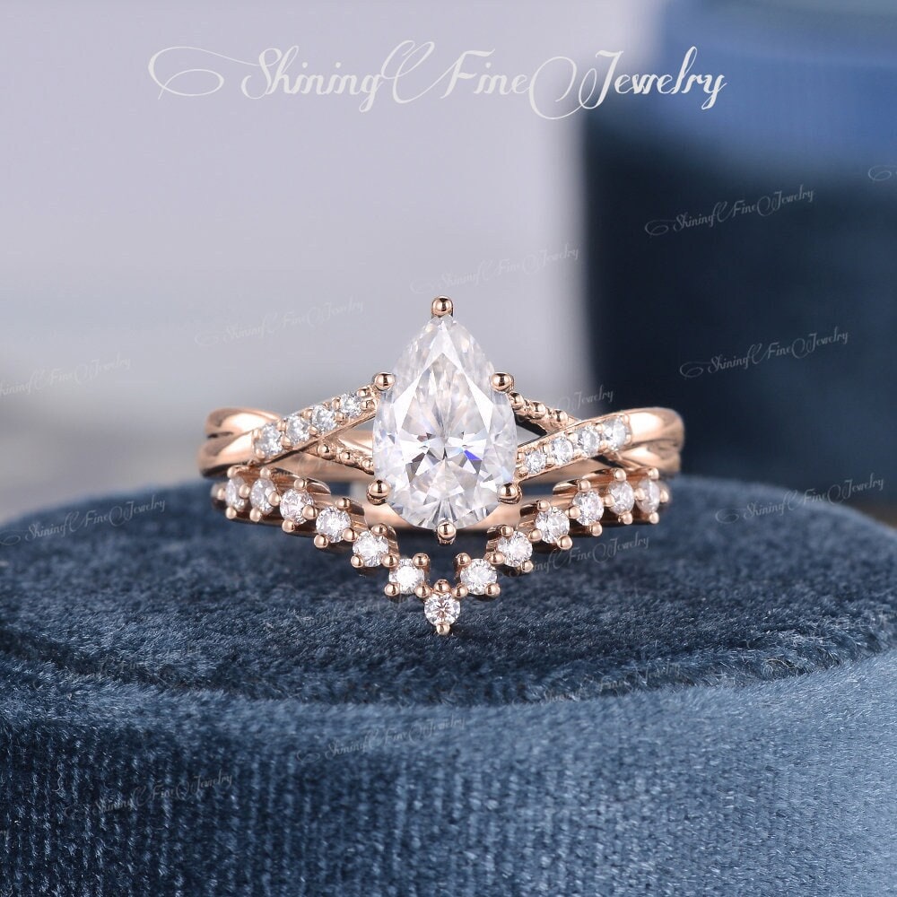 1.5Ct Birnenförmige Moissanite Braut Sets Frauen Verlobungsring Rose Gold Ring Split Schaft V-Förmige Zierliche Diamant Stapelring Einzigartiges von MoonlandUS