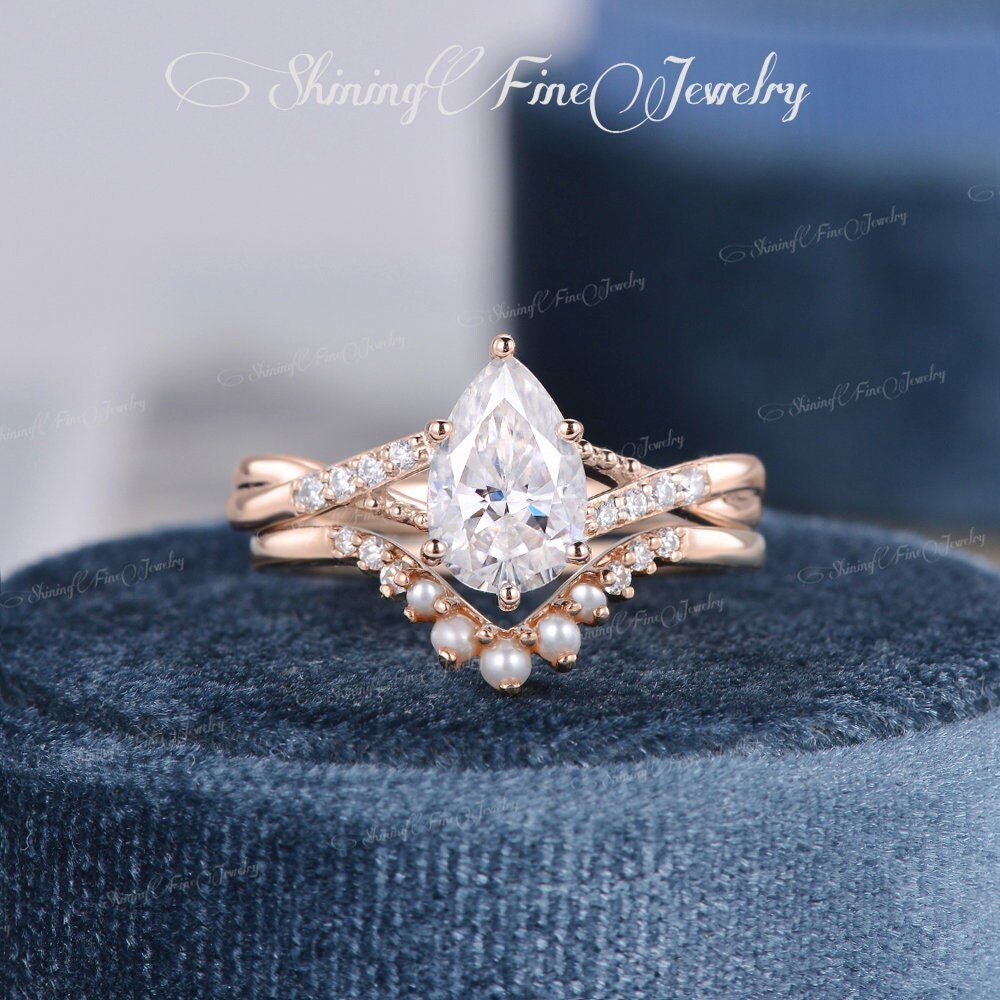 1.5Ct Moissanite Verlobungsring Sets Frauen Diamant Stapelring Rose Gold Split Shank Gebogene Matching Band Perle Ehering Einzigartige Twist von MoonlandUS