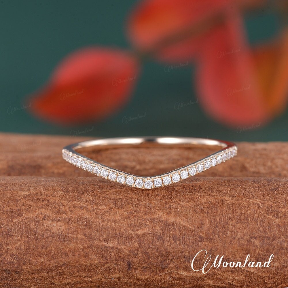 Ehering Damen Geschwungener Moissanit Gelbgold Diamant Einzigartig Chevron Zart Stapeln Ring von MoonlandUS