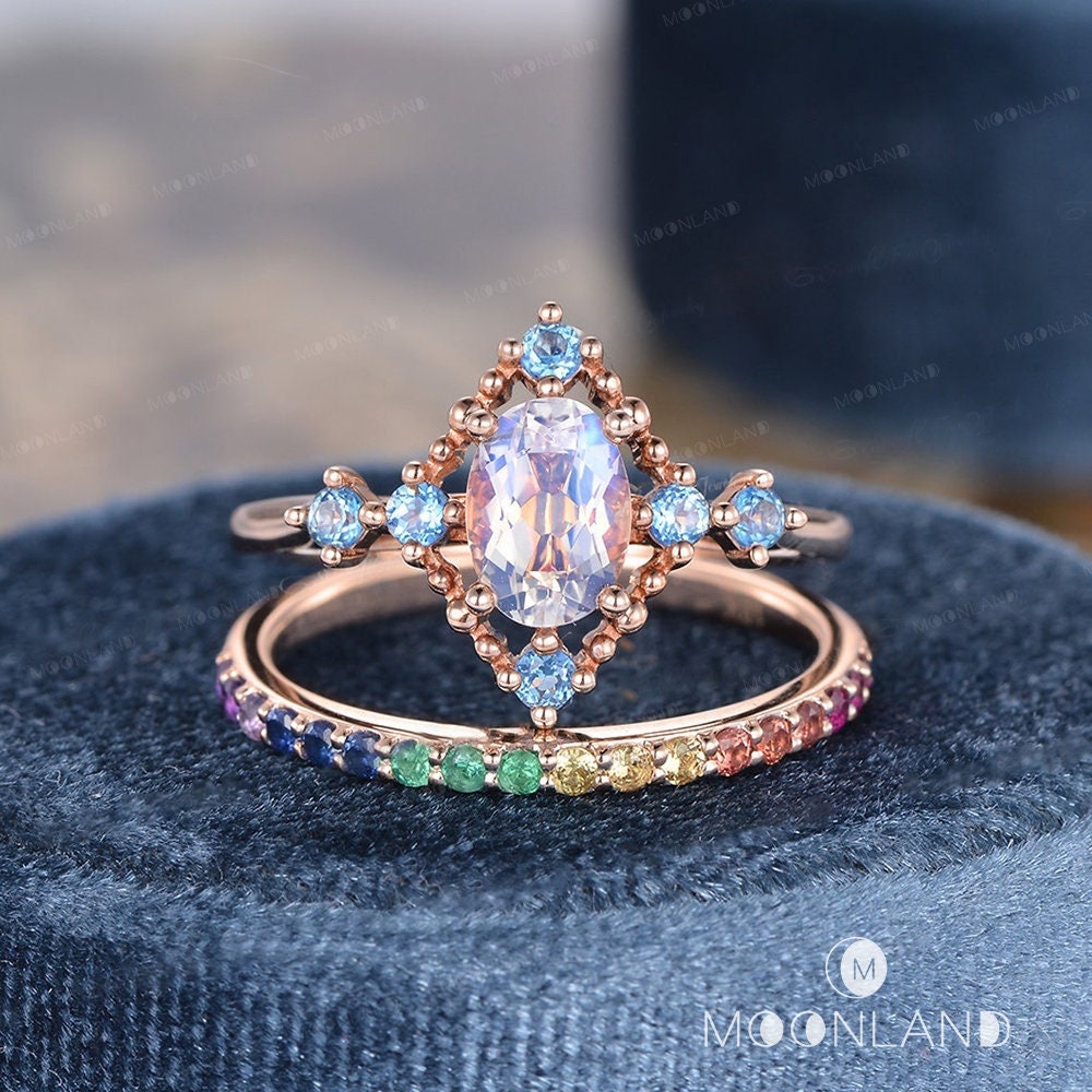 Mondstein Verlobungsring Sets Oval Cut Ring Frauen Blauer Topas Antike Stapelring Art Deco Rose Gold Regenbogen Ehering 2 Stück von MoonlandUS