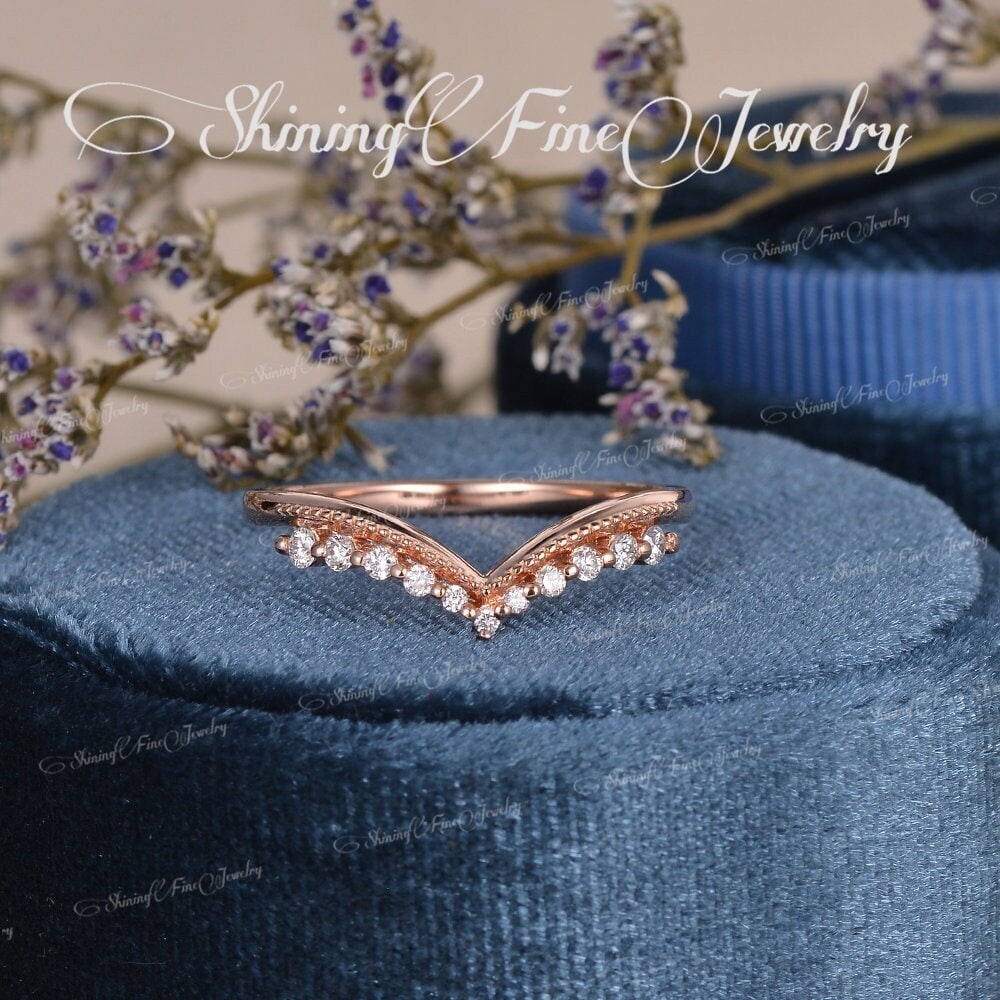 Rose Gold Ehering Frau Diamant Moissanite Curved Custom Matching Band Milgrain Perlen Chevron Brautring Rose Gold Ehering Frau Diamant Moissanite Curved Custom Matching Band Milgrain Perlen Chevron Brautring von MoonlandUS