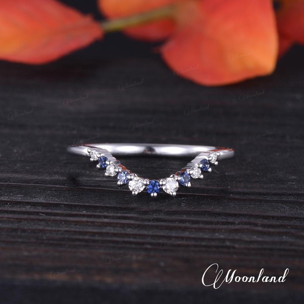 Saphir Ehering Diamant Band Frau Weißgold Ring Gebogener Chevron Zierlicher September Birthstone Geschenk von MoonlandUS
