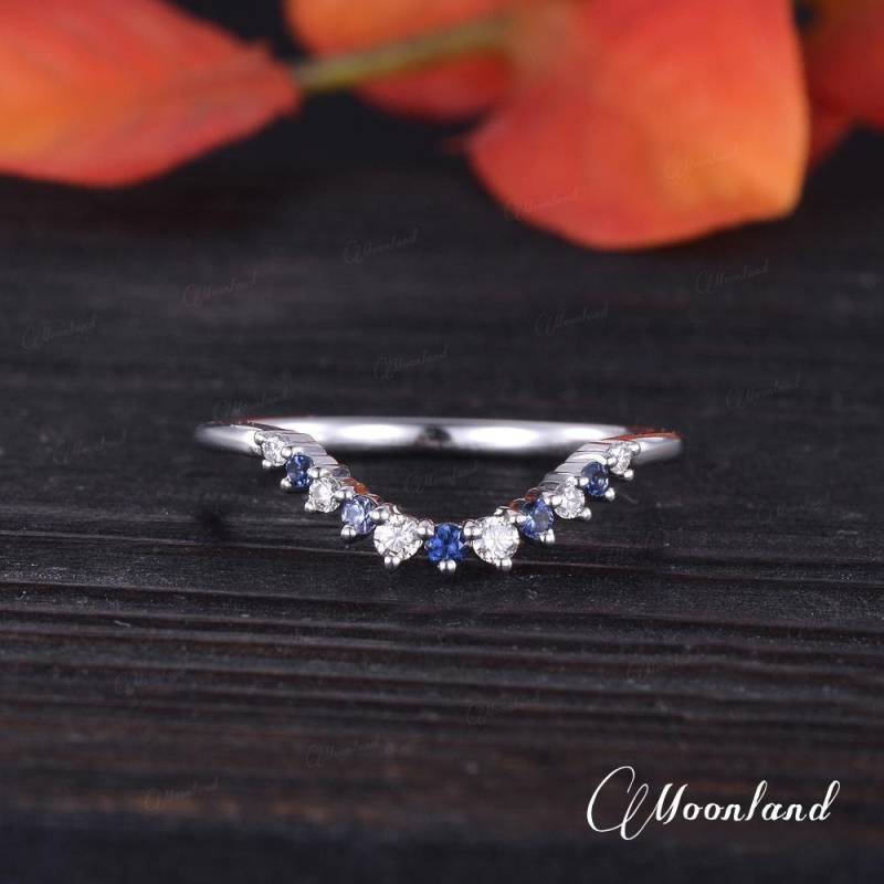 Saphir Ehering Diamant Band Frau Weißgold Ring Gebogener Chevron Zierlicher September Birthstone Geschenk von MoonlandUS