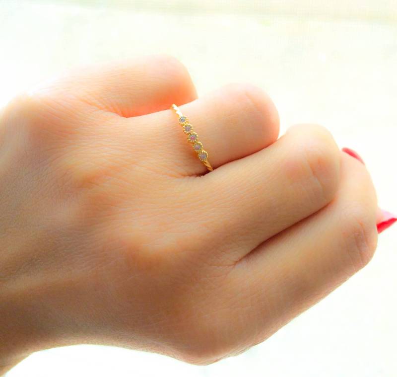 Dünne Gold Pflastern Ring Winzige Cz Diamanten Versprechen Verlobung Statement Valentinstag Geschenk von MoonliDesigns