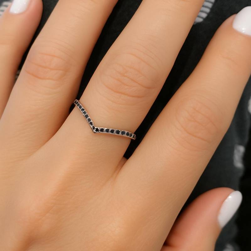 Dünner Chevron Ring, Schwarzer Cz Diamant Sterling Silber 925 Halbe Eternity V Ring von MoonliDesigns