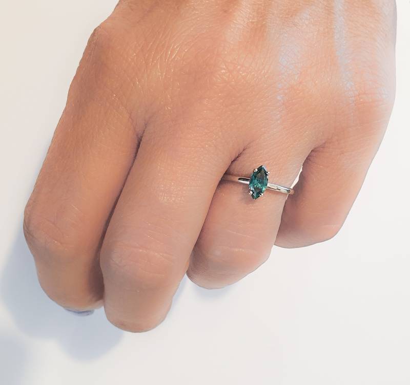 Dünner Silber Offener Ring - Grüner Cz Diamant Verstellbarer Zierlicher Smaragd Winziger Ellipse von MoonliDesigns