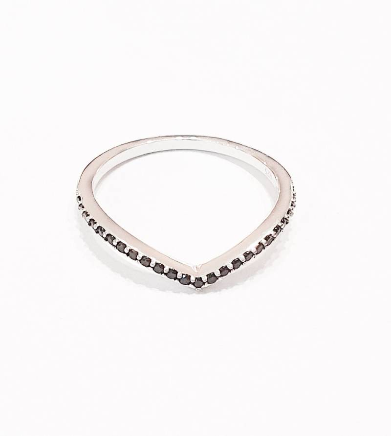 Dünner Silber V-Ring, Schwarzer Cz Diamant Sterlingsilber 925 Chevron-Ring, Halbe Eternity V Chevron-Ring von MoonliDesigns