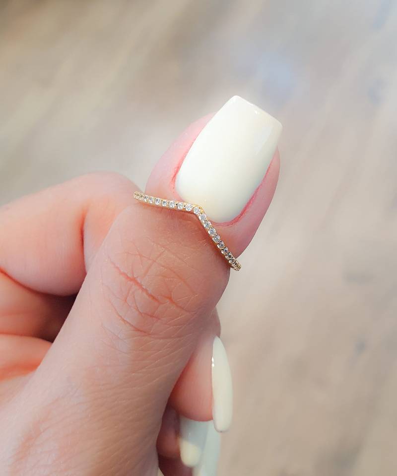 Gold Cz Ring, Kleiner Klarer Diamant V Gefüllter Diamanten Chevron Halbe Ewigkeit Dünner Gebogener Ring von MoonliDesigns
