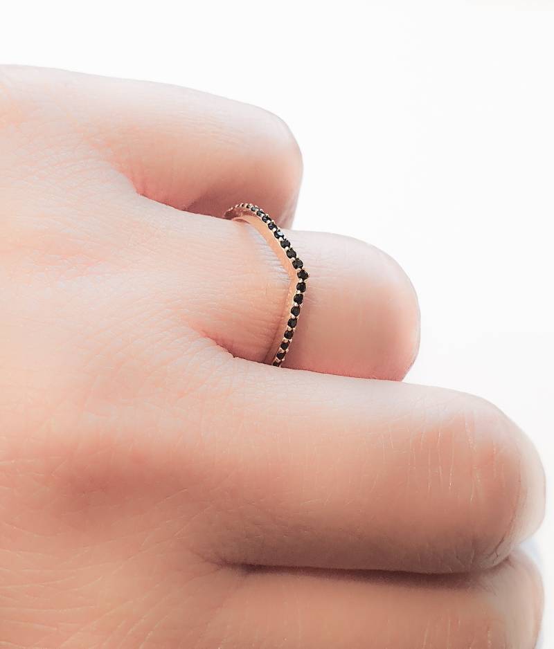 Gold V Ring, Schwarzer Cz Diamant Gefüllt Chevron Halbe Ewigkeit Dünner Gebogener Ring von MoonliDesigns