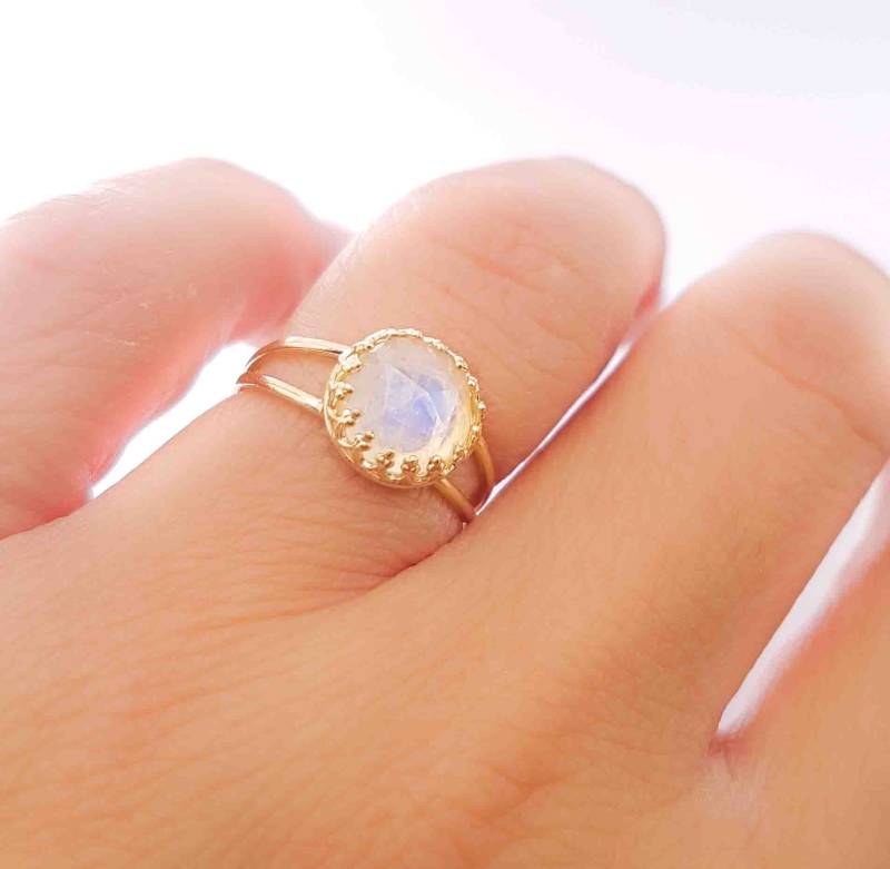 Mondstein Ring Schmuck Regenbogen Gold Verlobungsring von MoonliDesigns