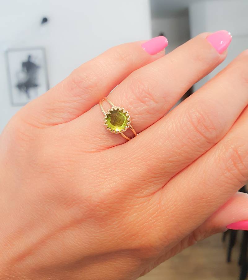 Natürlicher Peridot Ring, Gold Natürlicher Edelstein Peridot, August Birthstone Grüner Goldring von MoonliDesigns