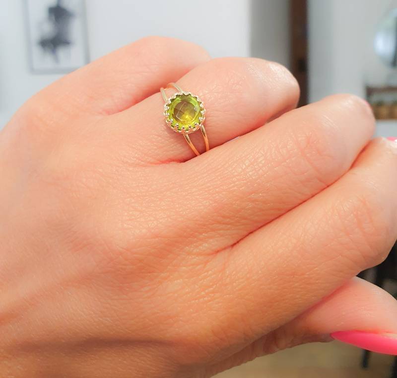 Peridot Ring, Gold Natürliche August Birthstone Edelstein Grün Stein Ring von MoonliDesigns