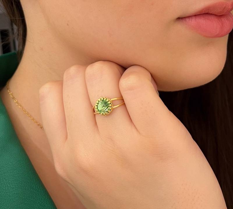 Peridot Ring Gold August Birthstone Zacken Cocktail Grüner Stein Größe 4-12 von MoonliDesigns