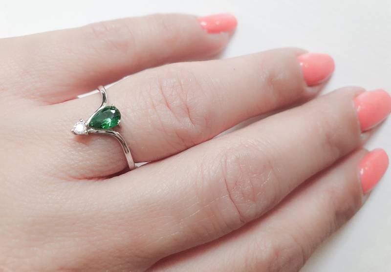 Silber Smaragd Manschettenring, Tropfen Cz Verstellbares Band, Kleiner Diamant Grüner Turmalin Ring von MoonliDesigns
