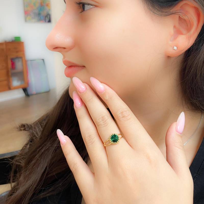 Smaragd Kristall Ring in Gold Filled Oder Sterling Silber | Eleganter Edelstein Schmuck Perfektes Geschenk Für Sie I Grüner Kristallstein von MoonliDesigns