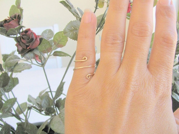 Spiralring Mit Fingerknöchel-Spirale Handgefertigter Ring Aus Gold Filled Draht von MoonliDesigns