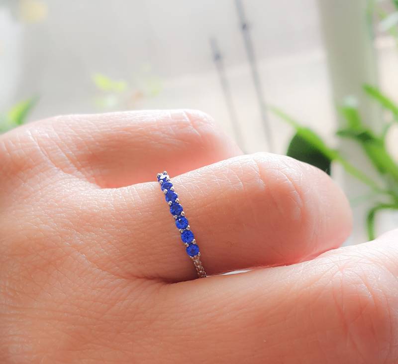 Sterling Silber Blau Saphir Halb Eternity Bandring, Dünner Ring, Stein Cz Ring von MoonliDesigns