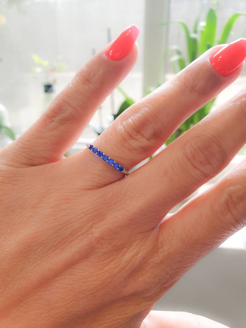 Sterling Silber Halb Eternity Bandring, Dünner Saphir Ring, Blau Cz Stein Stapelbar Ring von MoonliDesigns