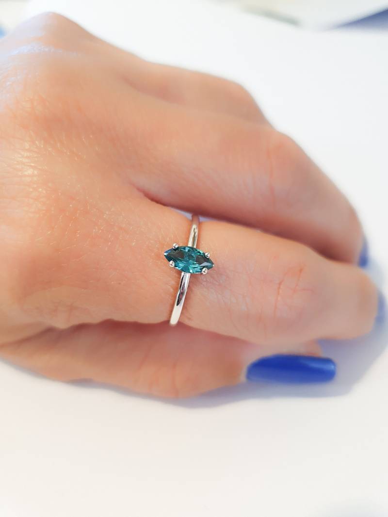 Turmalin Silber Offener Ring, Smaragd Ellipse Dünner Verstellbarer Manschettenring, Grüner Ring von MoonliSilverDesigns