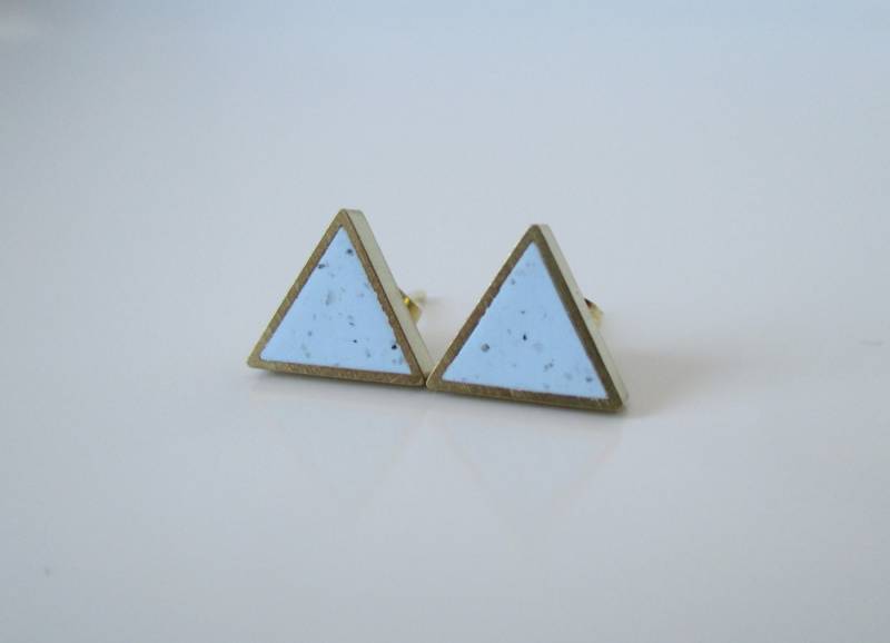 Baby Blau Granit Kleine Messing Dreieck Ohrstecker Baby Blau Granit Kleine Messing Dreieck Ohrstecker von MoonlightForViolet