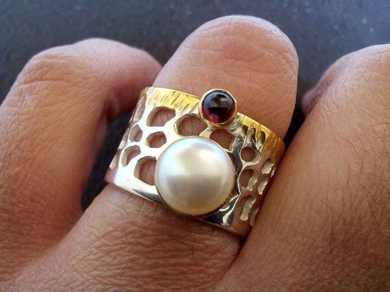 Silberring Mit Echten Perlen Und Granat Silberring Mit Echten Perlen Und Granat von MoonlightJewelArt