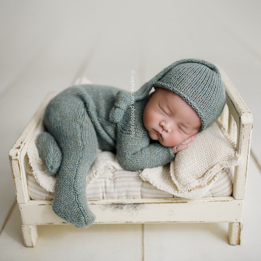 Neugeborenen Strampler Mit Füßen Fotografie Requisite Alpaka Strick Romper Neugeborene Jungen Outfit Schläfer Strickkrawatten Mütze 51 Farben Zur von MoonlightPhotoProps