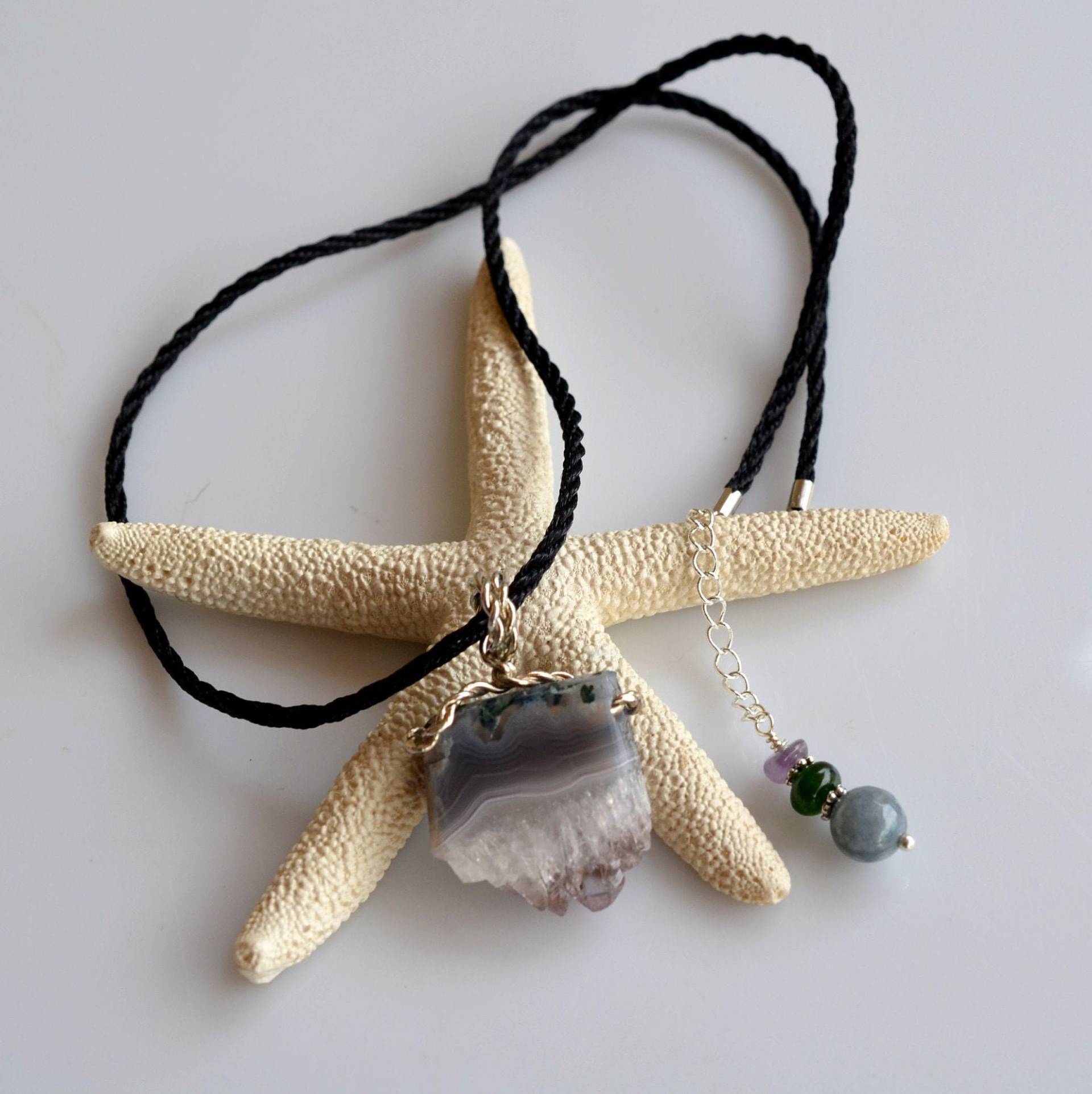 Druzy Anhänger, Amethyst Geode Cluster Scheibe Stalaktiten Edelstein Halskette, Ooak 49 Druzy Anhänger, Amethyst Geode Cluster Scheibe Stalaktiten Edelstein Halskette, Ooak 49 von MoonlightSprite