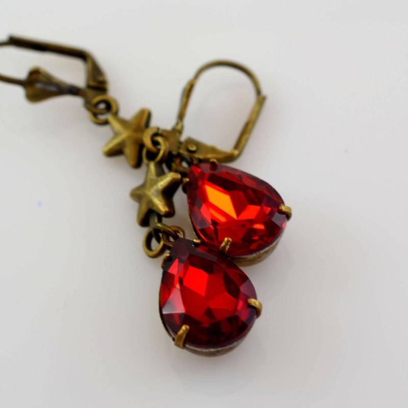 Rote Strass Ohrringe, Rote Kristall Glas Ohrringe, Teardrop Vintage-Stil-Ohrringe, Antike Bronze Rh 20 von MoonlightSprite