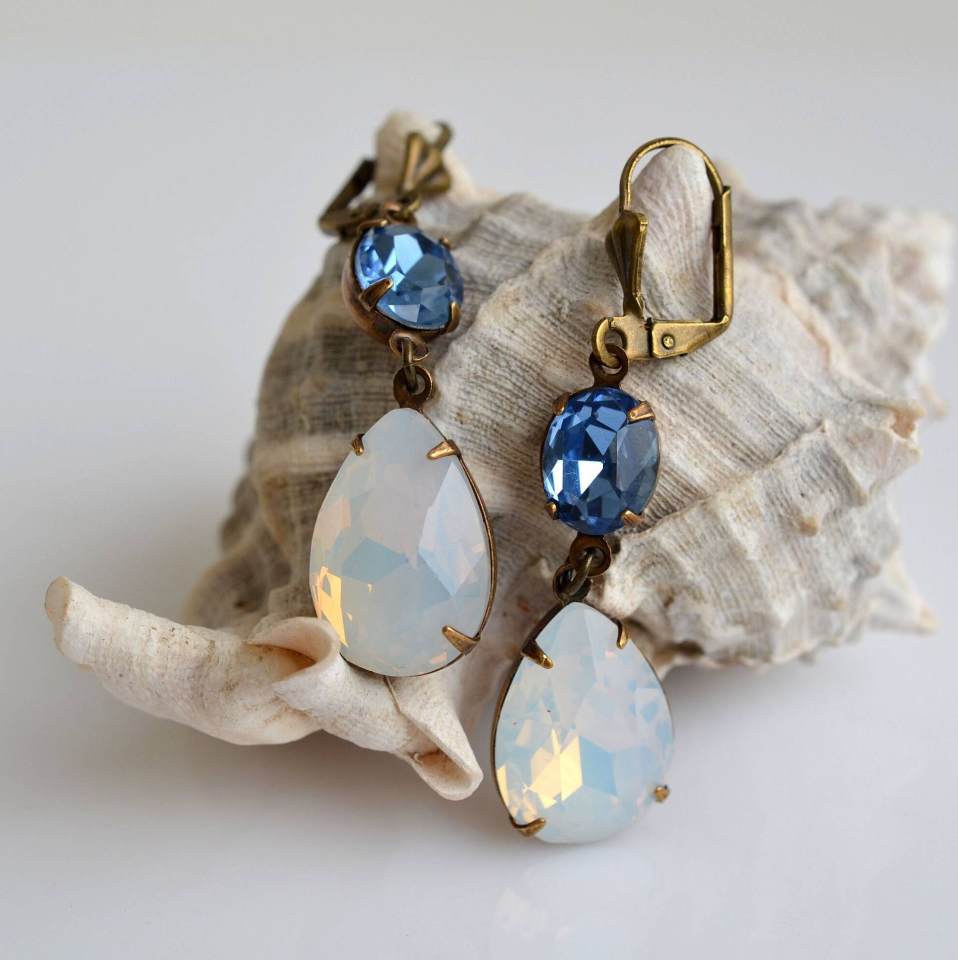 Weiß Blau Strass Ohrringe, Opal Kristall Glas Weiß Teardropohrringe, Ohrringe Im Vintage Stil, Antike Bronze Rh 33 Weiß Blau Strass Ohrringe, Opal Kristall Glas Weiß Teardropohrringe, Ohrringe Im Vintage Stil, Antike Bronze Rh 33 von MoonlightSprite