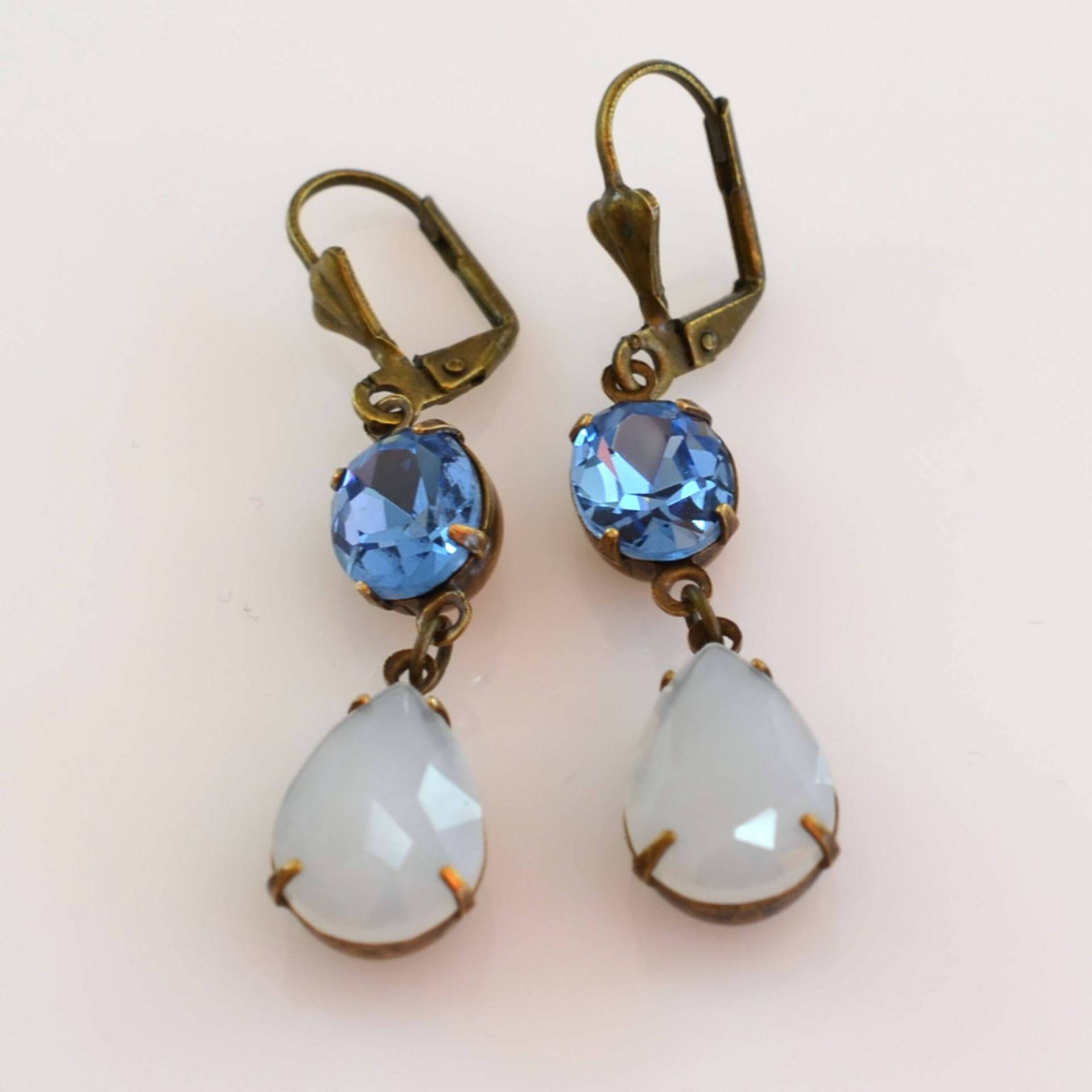 Weiß Blau Strass Ohrringe, Opal Kristall Glas Weiße Teardrop Vintage-Stil-Ohrringe, Antike Bronze Rh 3 Weiß Blau Strass Ohrringe, Opal Kristall Glas Weiße Teardrop Vintage-Stil-Ohrringe, Antike Bronze Rh 3 von MoonlightSprite