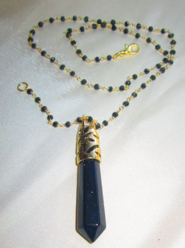 Blauen Sandstein Crystal Punkt Am Gp Schwarz Spinale Rosenkranz Stil Kette Blauen Sandstein Crystal Punkt Am Gp Schwarz Spinale Rosenkranz Stil Kette von MoonlitGrotto