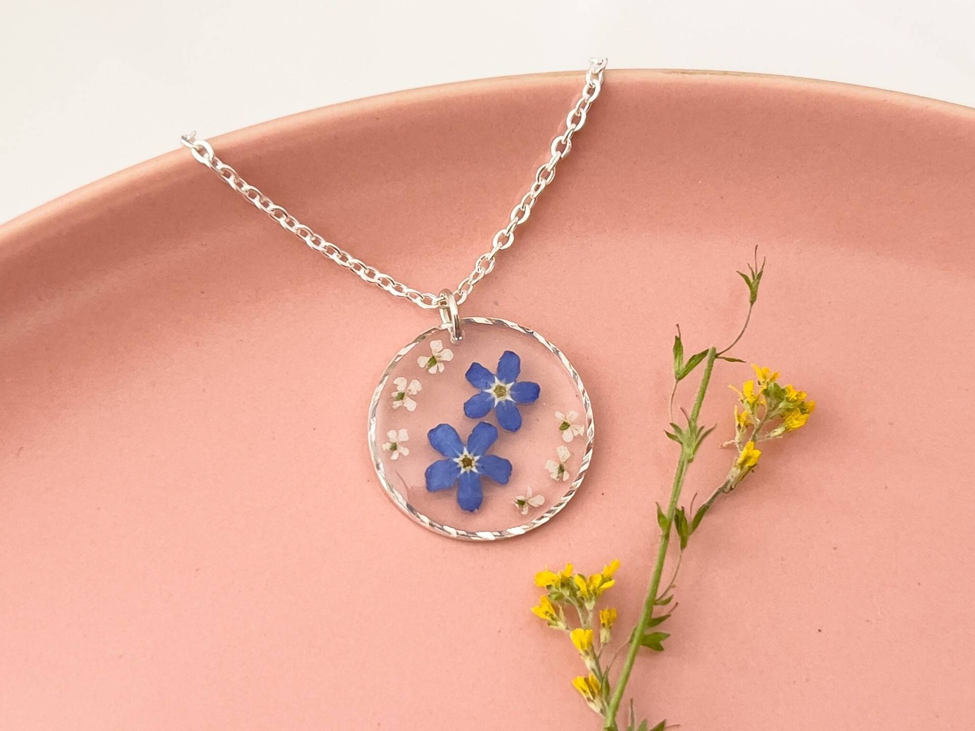 Vergissmeinnicht Blumen Halskette, Echte Blume Blau, Brautjungfer Geschenke, Zierliche Blaue Halskette von MoonlitRoseJewellery