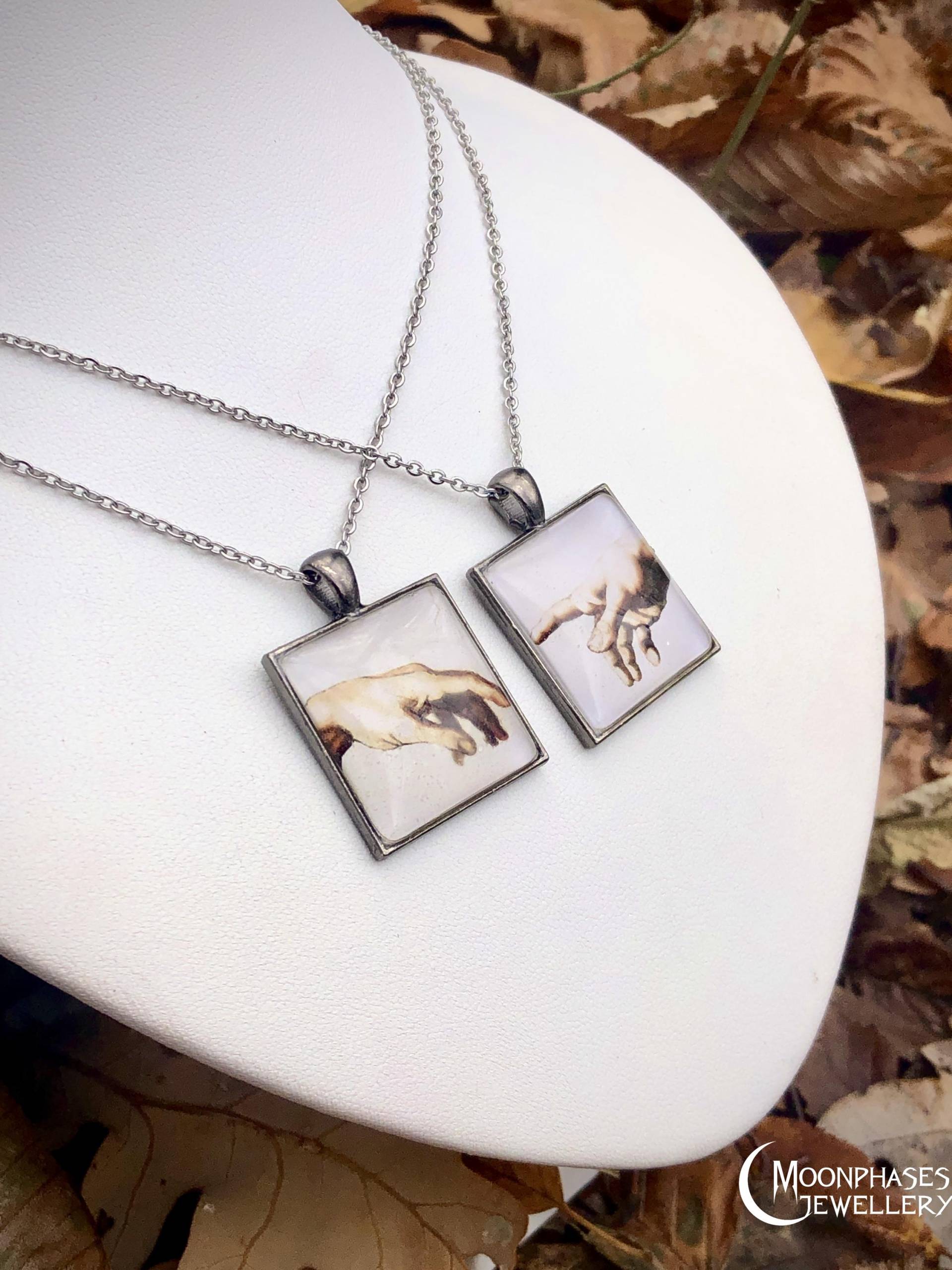 Creation Of Adam Halsketten-Set Für Paar/Valentinstag Geschenk Beste Freunde Geschwister Hände Gemälde Kunst von MoonphasesJewellery