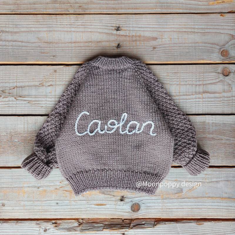 Füge Einer Handgestrickten Strickjacke, Einem Pullover, Pullover Oder Decke Ein Namensdesign Hinzu | Keine Strickjacke Enthalten Füge Einer Handgestrickten Strickjacke, Einem Pullover, Pullover Oder Decke Ein Namensdesign Hinzu | Keine Strickjacke Enthalten von MoonpoppyDesign