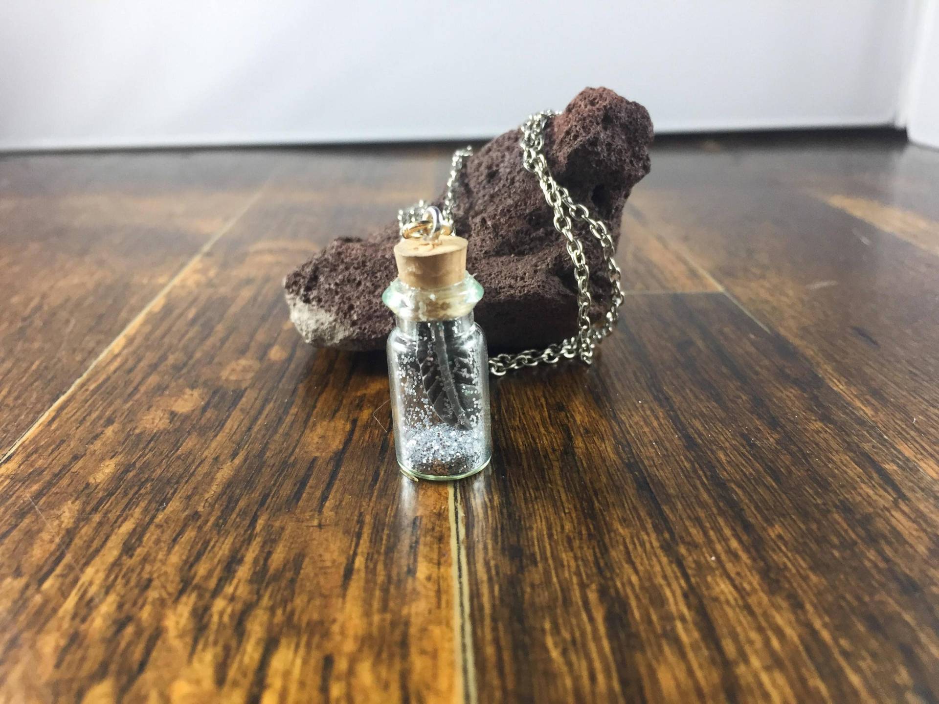 Glitzer-Feder-Flasche-Halskette Glitzer-Feder-Flasche-Halskette von MoonrayCreations