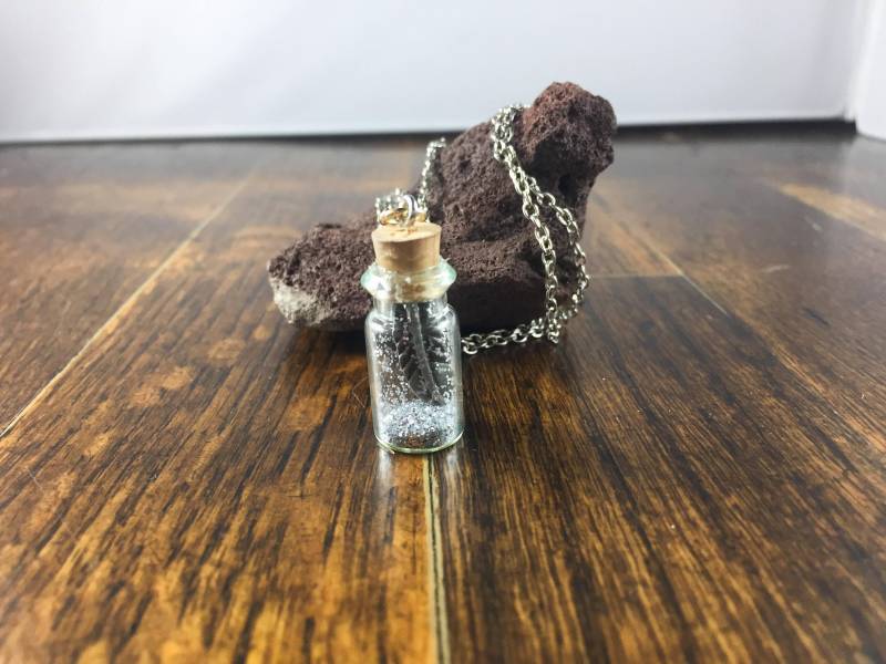 Glitzer-Feder-Flasche-Halskette Glitzer-Feder-Flasche-Halskette von MoonrayCreations