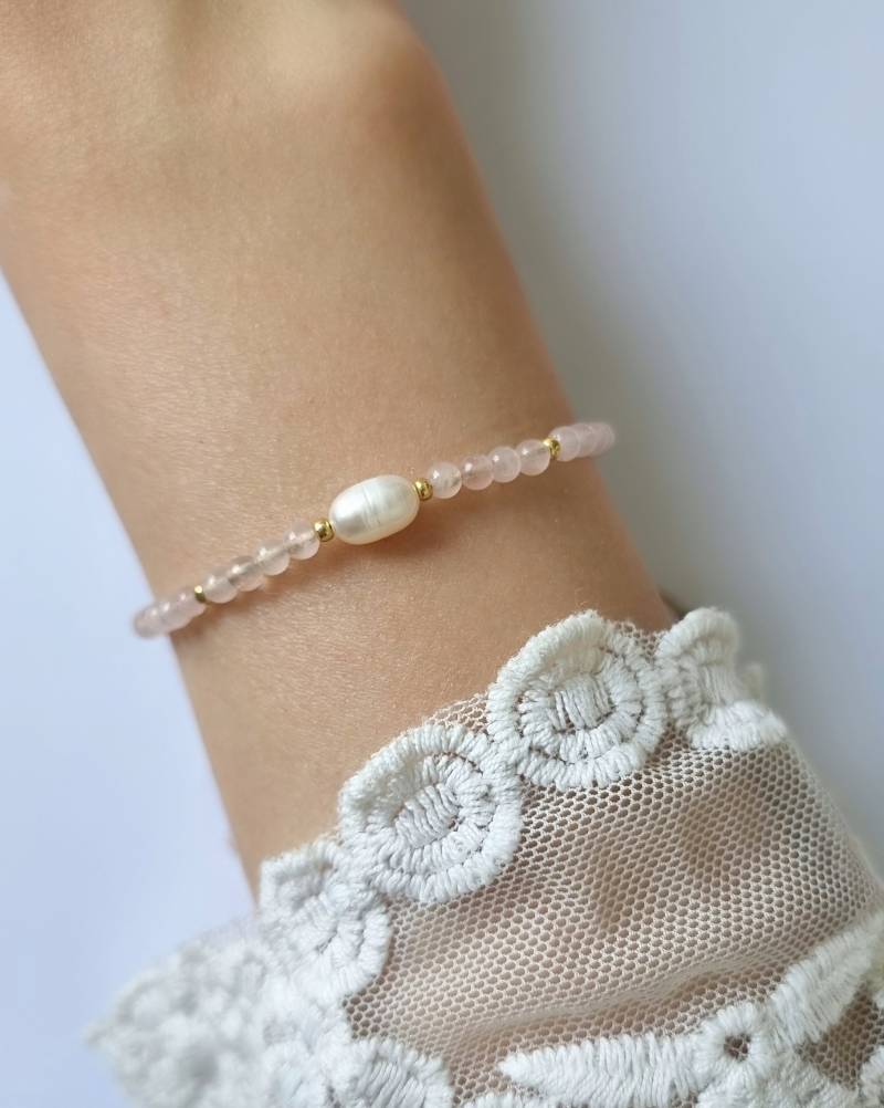 Rosenquarz & Süßwasserperlenarmband von MoonshinejewelleryDE