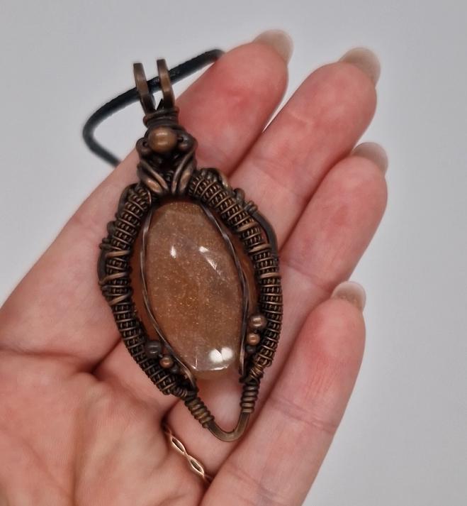 Handgemachter Kupferdraht Gewickelt Sunstone Anhänger Heilende Edelstein Halskette von MoonsideInn